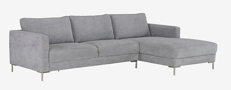 Grå sofa med chaiselong i traditionelt design