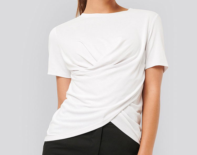 Smuk og elegant hvid t-shirt til kvinder
