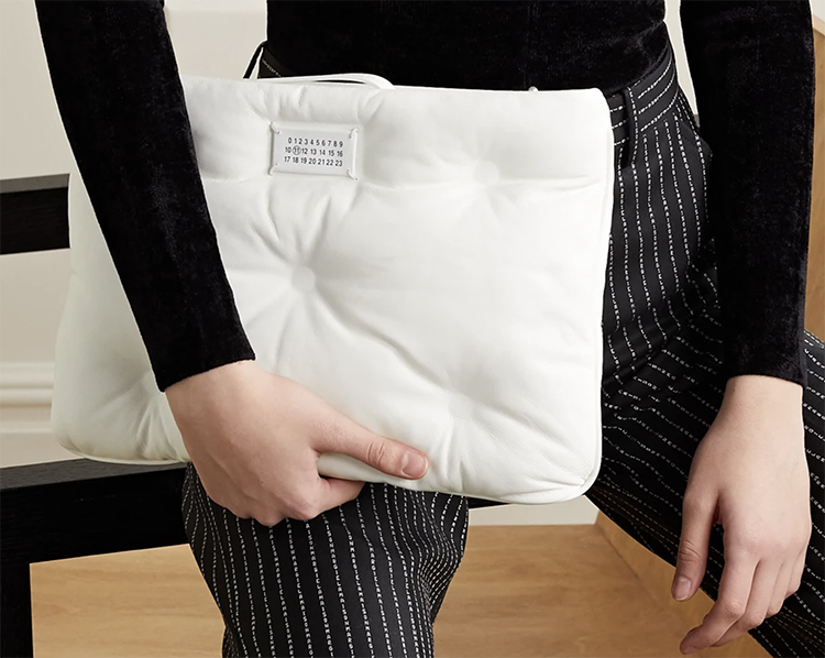 Blød hvid pillow bag fra Maison Margiela