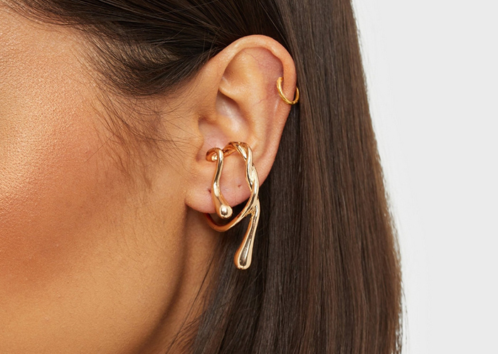 Kunstnerisk guldfarvet ear cuff