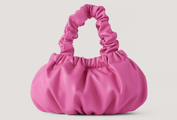 Smuk rynket taske i kraftig pink