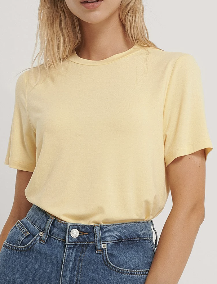 Blød pastel gul t-shirt til den sommerlige dame