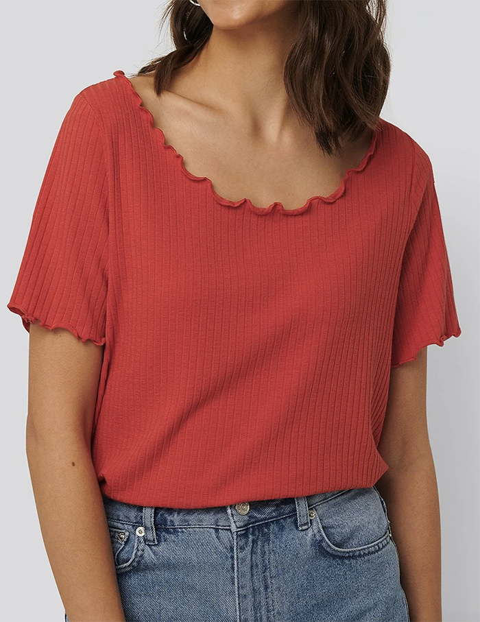 Feminin rød t-shirt med bøljede kanter