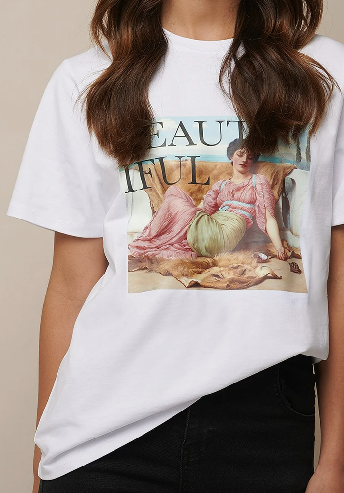 Hvid t-shirt med smukt farverigt print