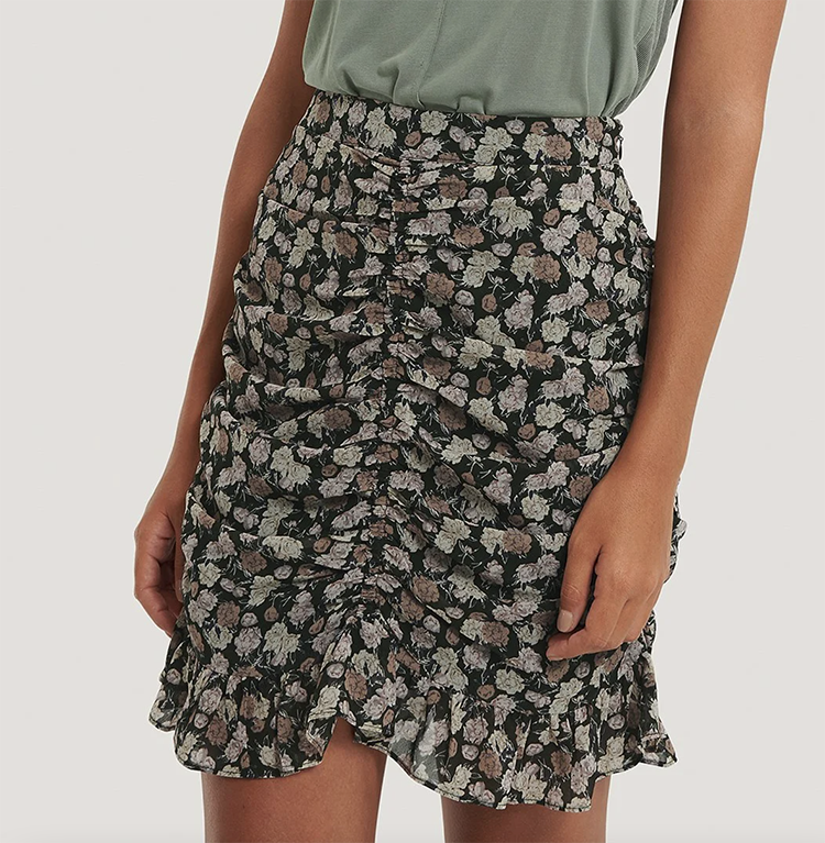 Kort nederdel i draped design og blomsterprint