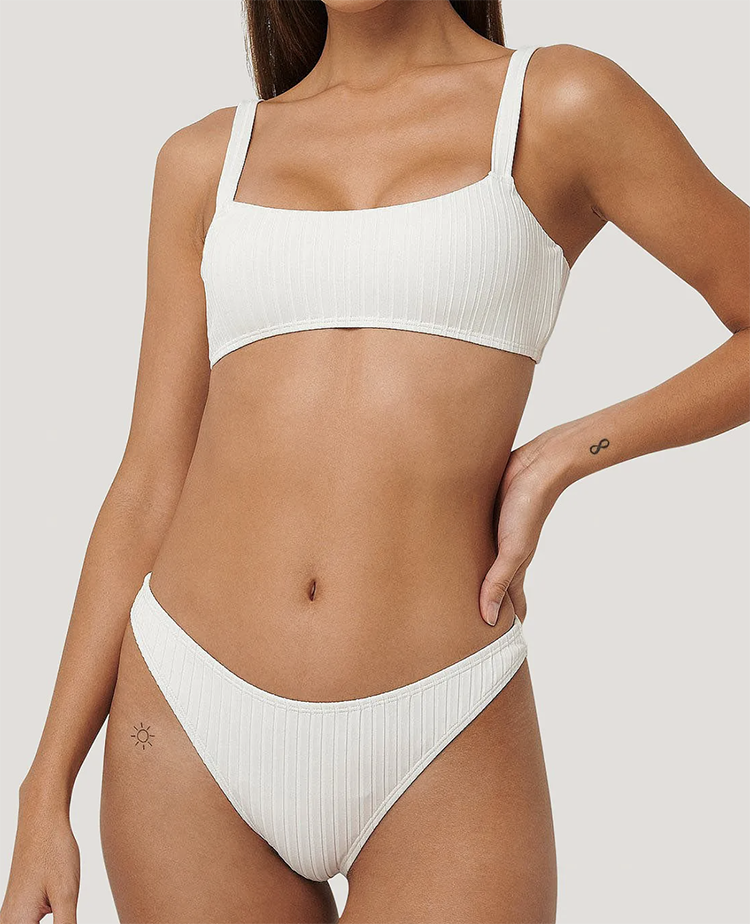 Smuk hvid bikini i firkantet design
