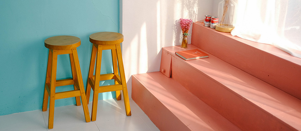 farverig indretning møbler