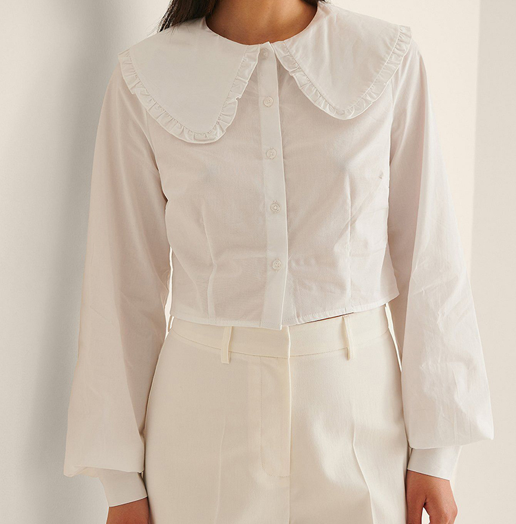 Hvid skjorte med stor krave i feminint design
