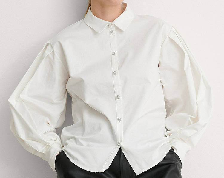 Hvid skjorte med yndige knapper og klassiske ballonærmer