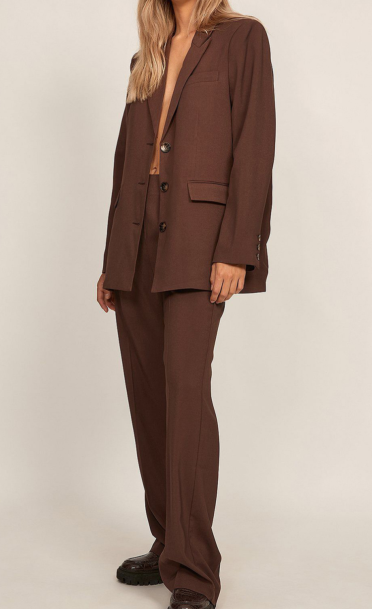 Pænt brunt jakkesæt med lige habitbukser