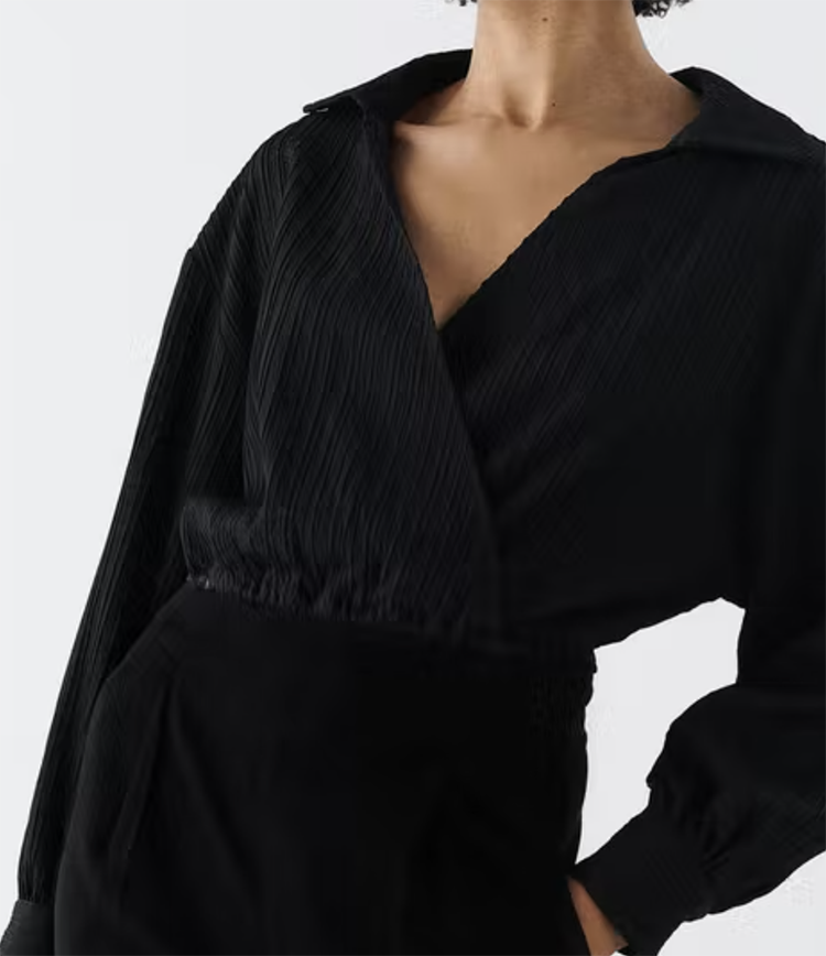 Elegant sort bluse med lille krave