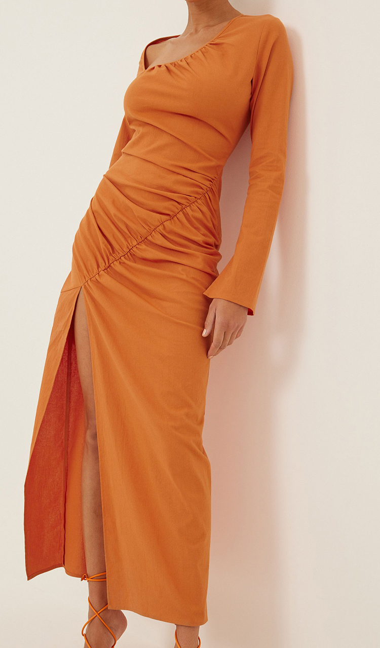Smuk asymmaetrisk maxi kjole i flot orange farver