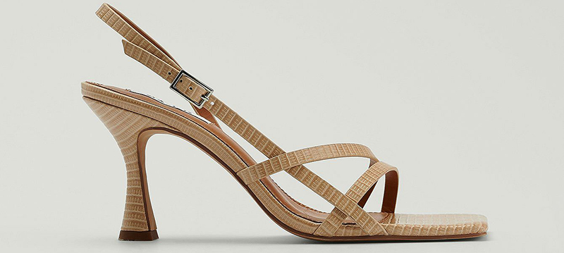 Smukke højhælede sandaler med guldspænde og firkantet sål