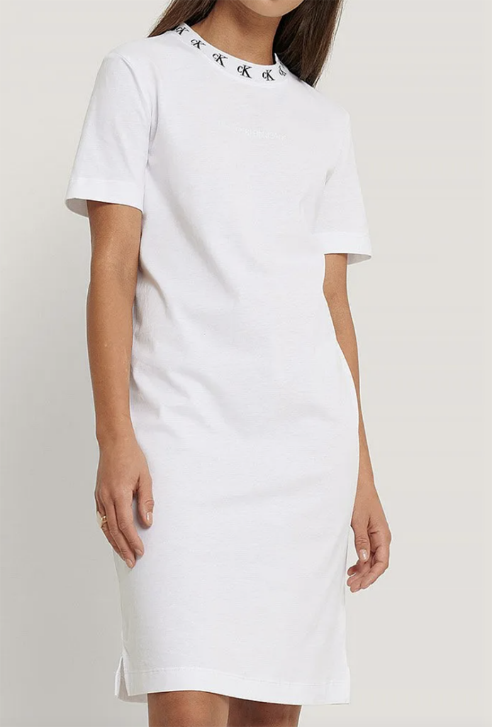 Elegant og afslappet kort kjole i t.shirt design