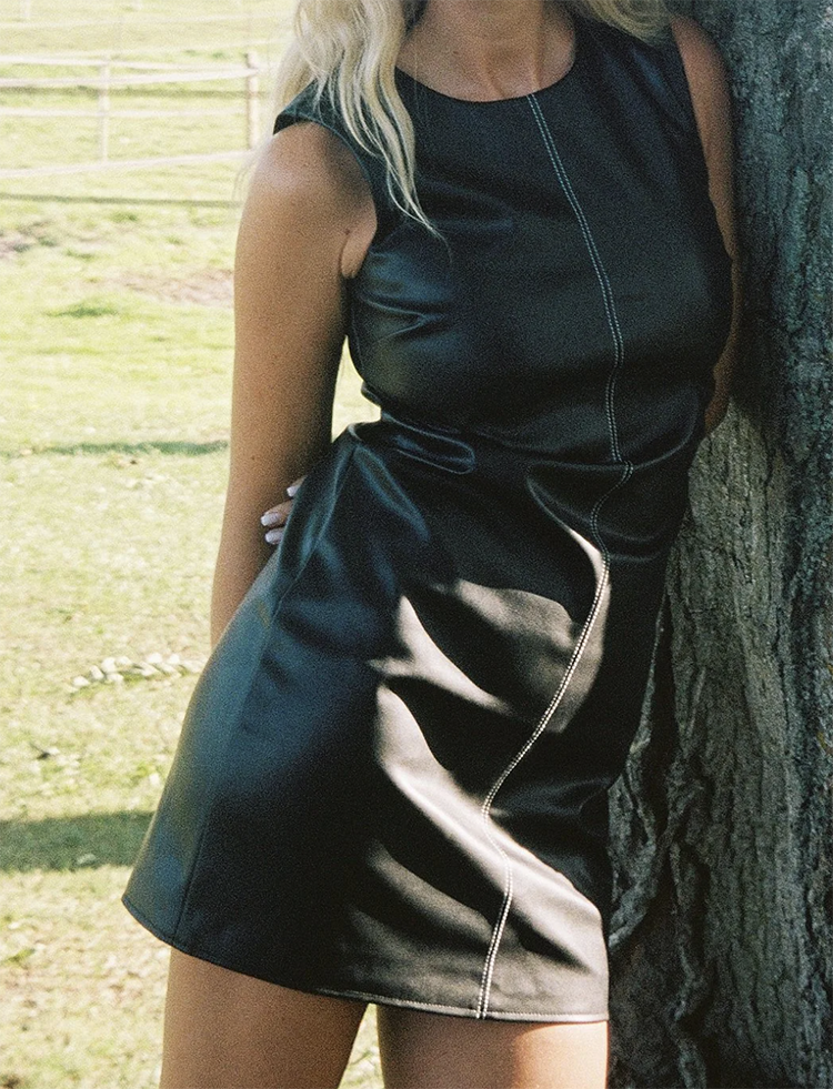 Kort sort kjole i PU med kontrastfulde syninger