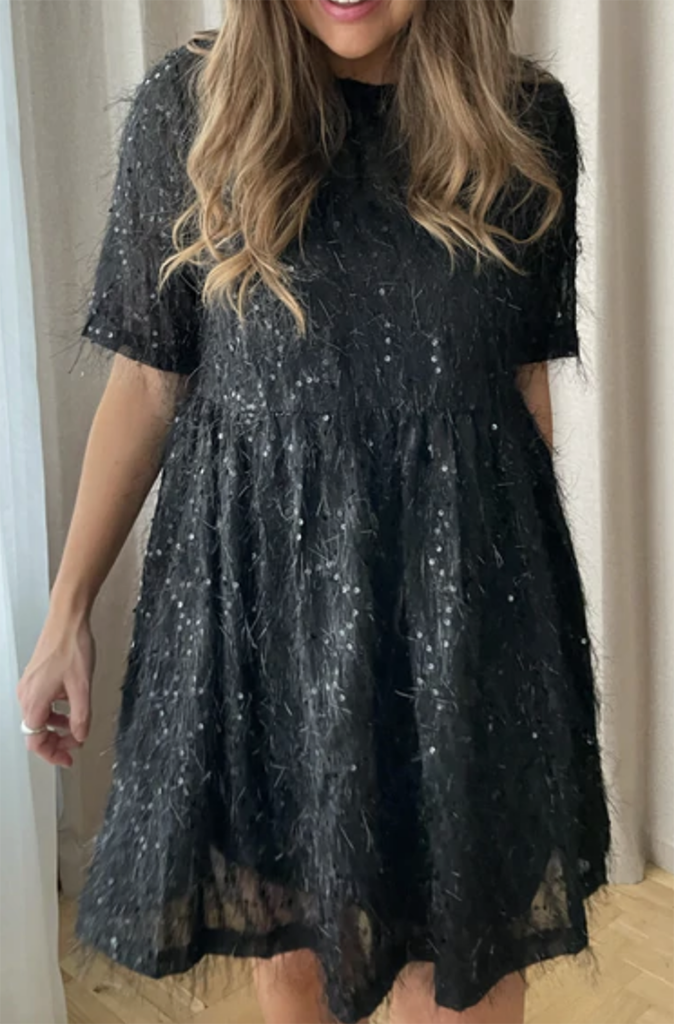 Kort sort kjole i løst og festligt design
