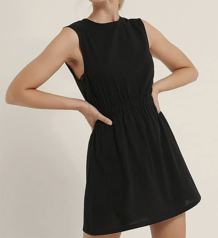 Kort sort kjole med elegante snit
