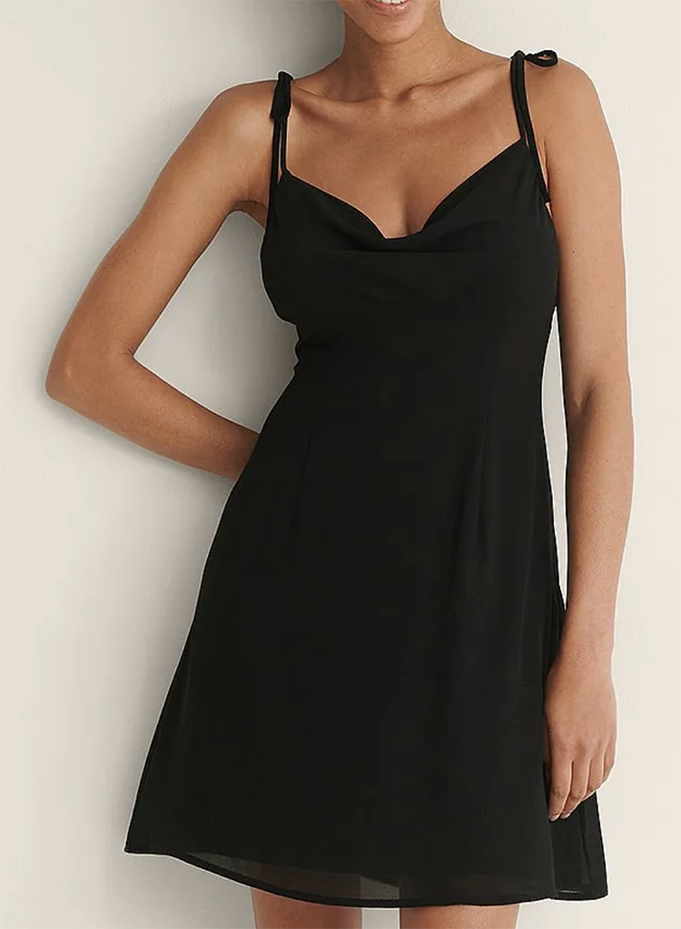 Kort sort kjole med tynde justerbare stropper