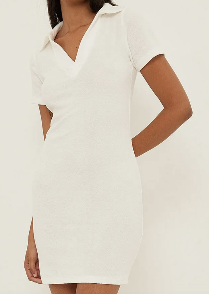 Kort sporty hvid kjole med lille krave