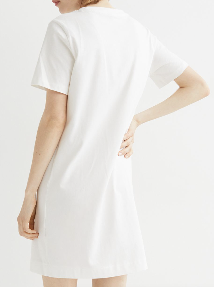 Simpel kort t-shirt kjole i hvid