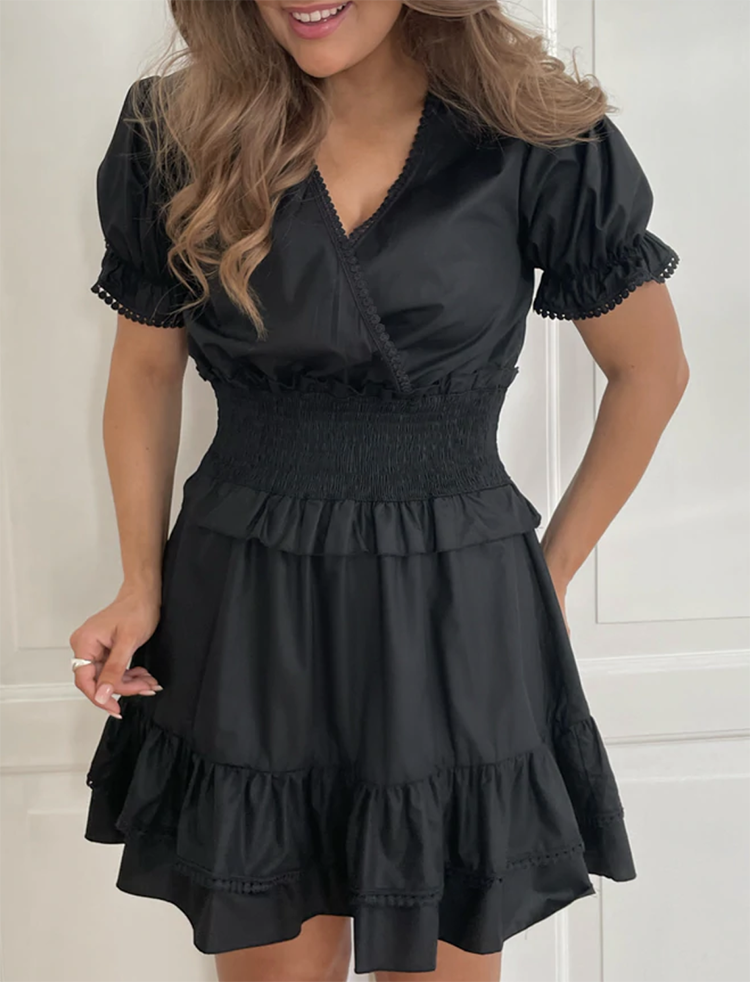Sød kort kjole i sort bomuld