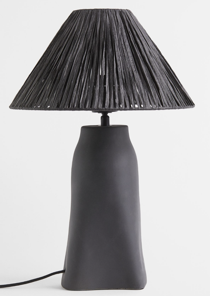 Sort lampe med naturlig lampeskærm i strå
