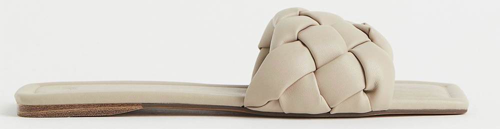 Billige flettede slip in sandaler med lav sål i beige