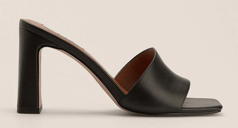 Flotte sorte sandaler med hæl i læder