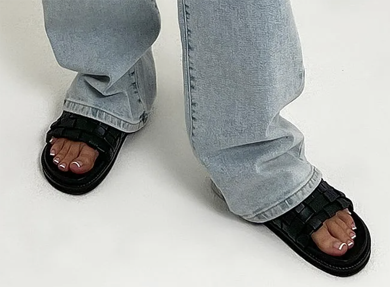 Lækre sorte sandaler i vævet læder