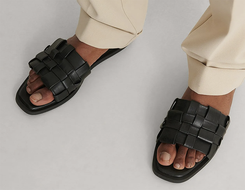 Vævede sorte læder sandaler i spinkelt design