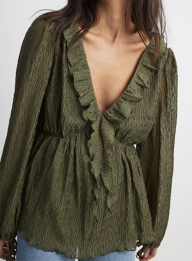 Eksklusiv Sommerbluse til Damer i Oliven Grøn med Rynkeeffekt og Flæser