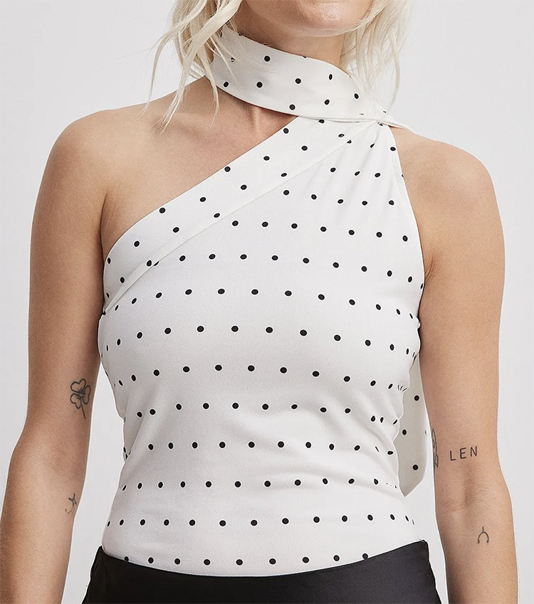 Hvid Stilfuld Sommerbluse med Prikker til Damer