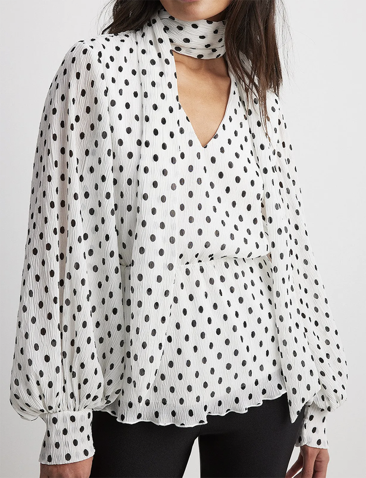 Moderne Sommerbluser med Polkaprikker og Anderledes Snørredetalje