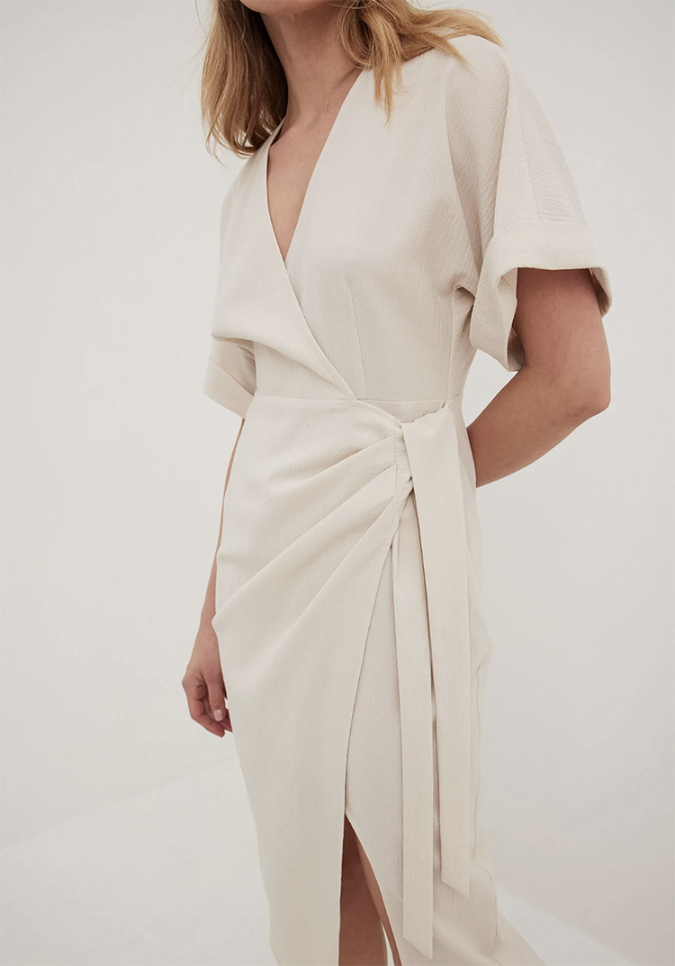 Skulpturel råhvid Sommerkjole med Draperet Talje