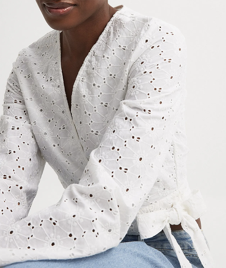 Sommerbluse i Hvid Broderi Anglaise med Sløjfedetalje
