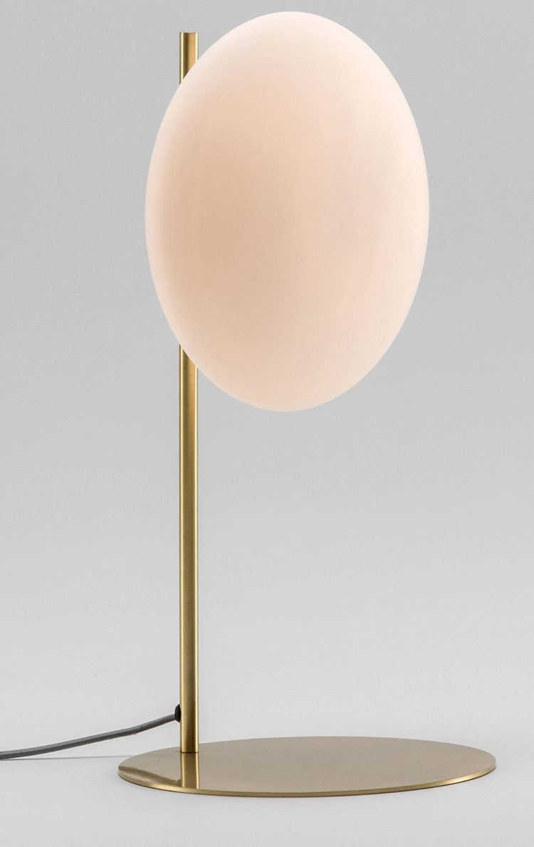 Moderne Bordlampe i messing med hvid glaskærm