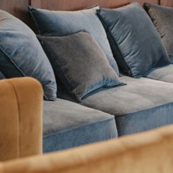 Velour-sofa med puder i jordtoner