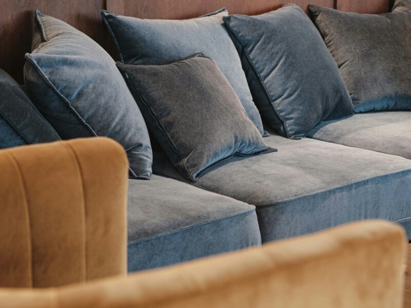 Velour-sofa med puder i jordtoner