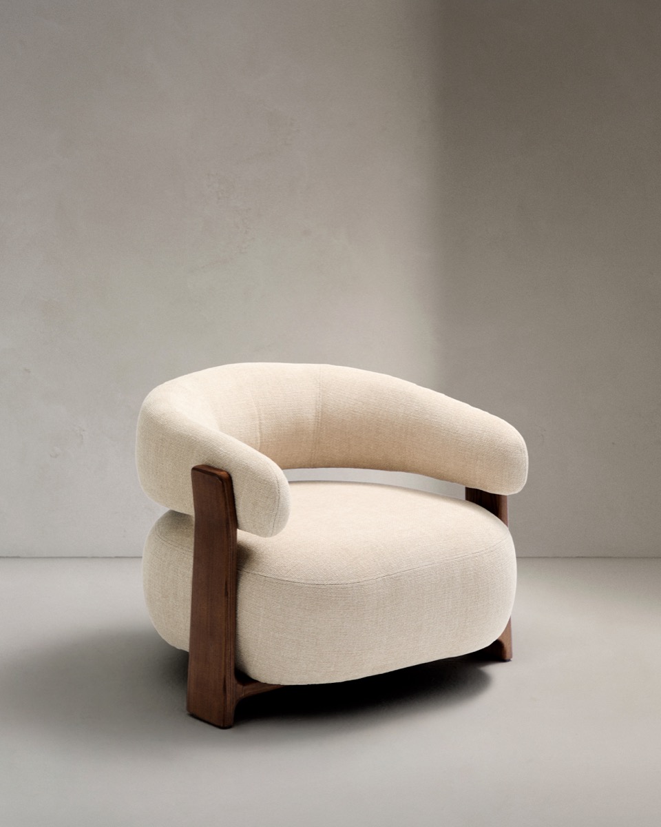 KAVE HOME Granite lænestol i beige chenille og valnøddefinish asketræ