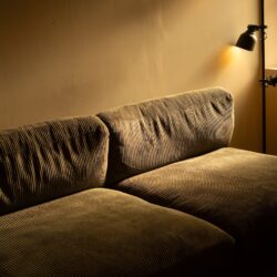 Sofa med chaiselong i varmt aftenlys