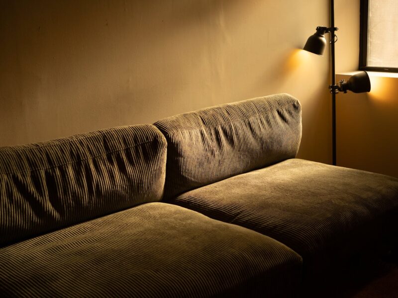 Sofa med chaiselong i varmt aftenlys