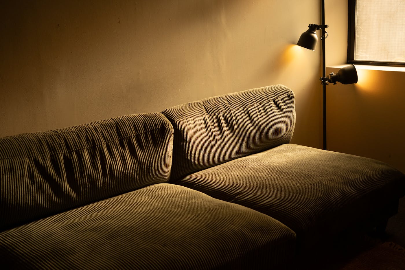 Sofa med chaiselong i varmt aftenlys