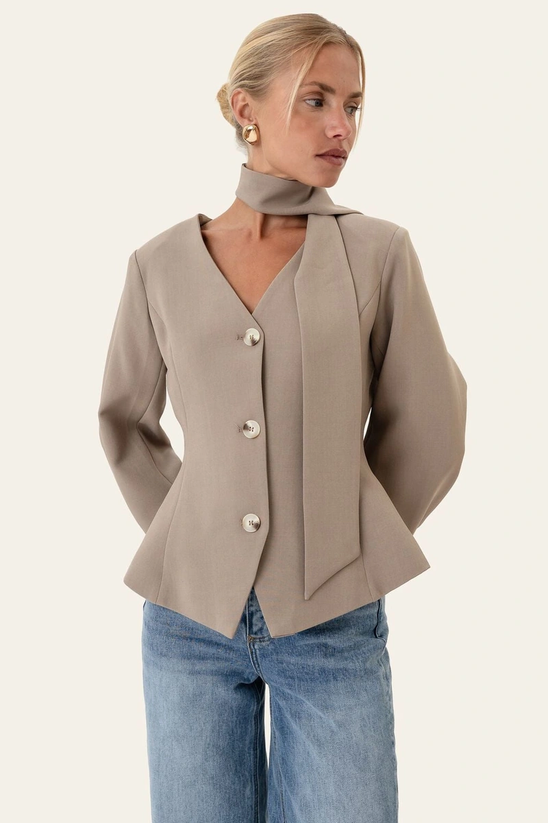 Lysebrun blazer med bindebånd fra BYIC