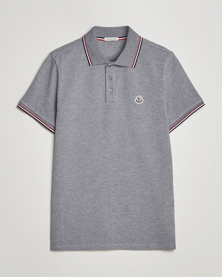 Stilfuld grå Moncler polo til mænd, fremhævet af diskrete tricolore-detajler på krave og ærmer, et must-have for den sofistikerede garderobe.