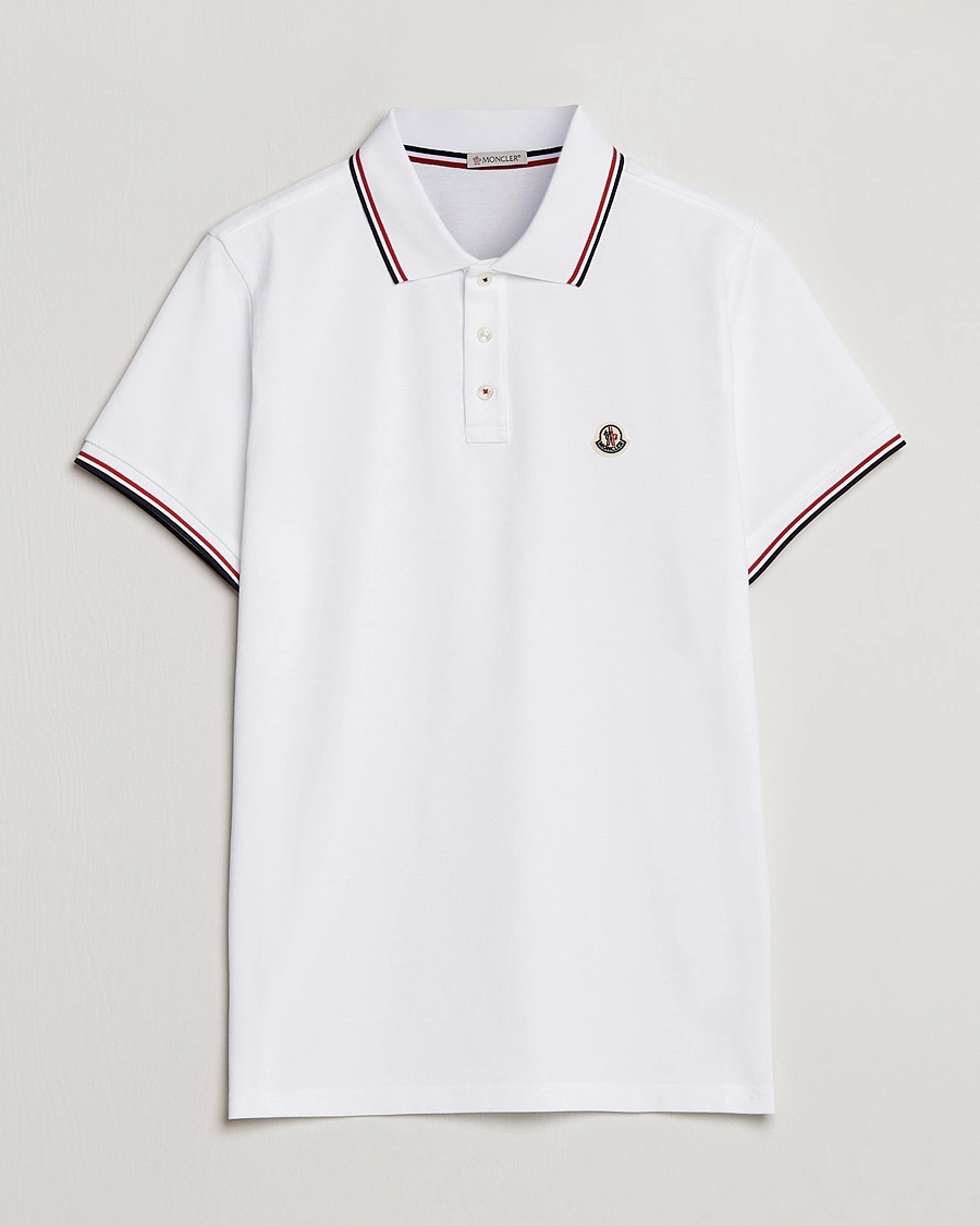 Klassisk hvid Moncler polo til mænd med signatur tricolore-trim på krave og ærmekant, prydet med det ikoniske logo.