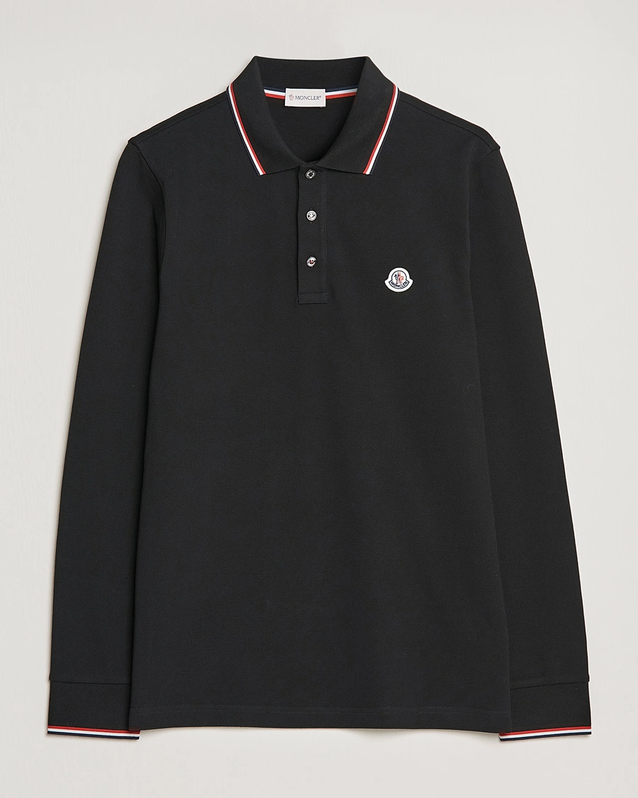 Vinterklar langærmet sort Moncler polo til mænd, med mærkets tricolore-trim langs kraven, perfekt til køligere dage.