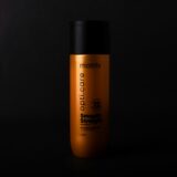 Shampoo flaske på mørk baggrund