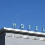 Hotel skilt mod blå himmel i Berlin