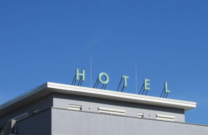 Hotel skilt mod blå himmel i Berlin