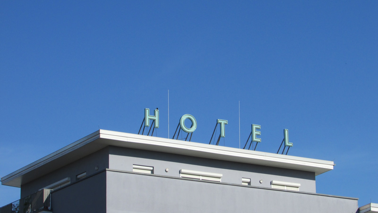 Hotel skilt mod blå himmel i Berlin